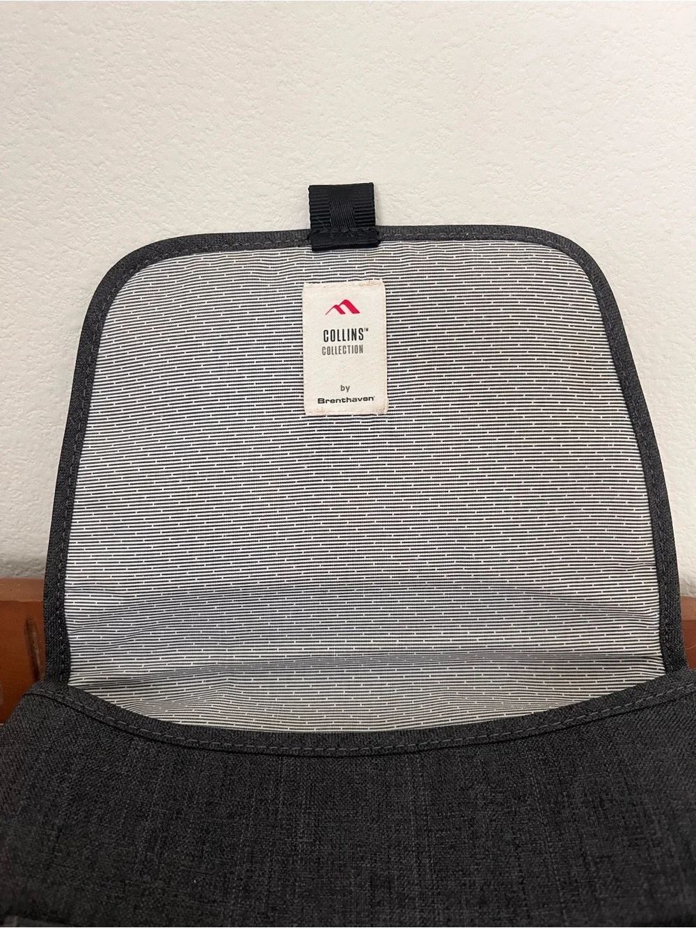 Brenthaven Collins Vertical Messenger Bag for Surface Pro